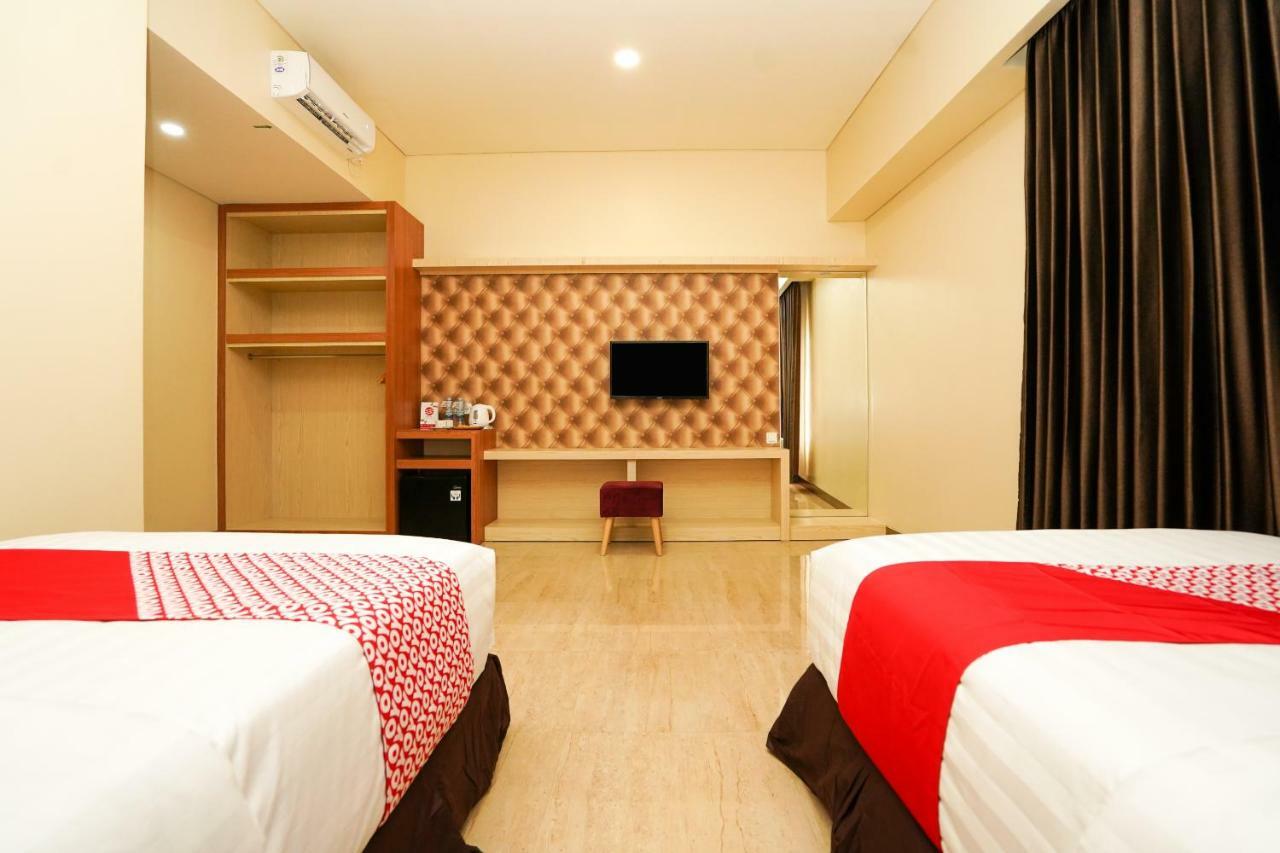 Oyo 1330 Hotel Cahaya 3 Surabaia Exterior foto