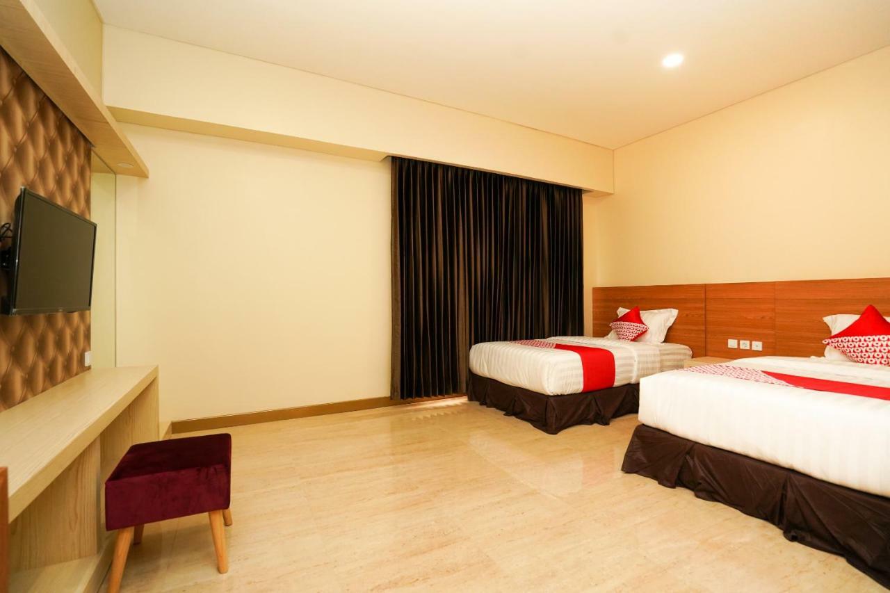 Oyo 1330 Hotel Cahaya 3 Surabaia Exterior foto