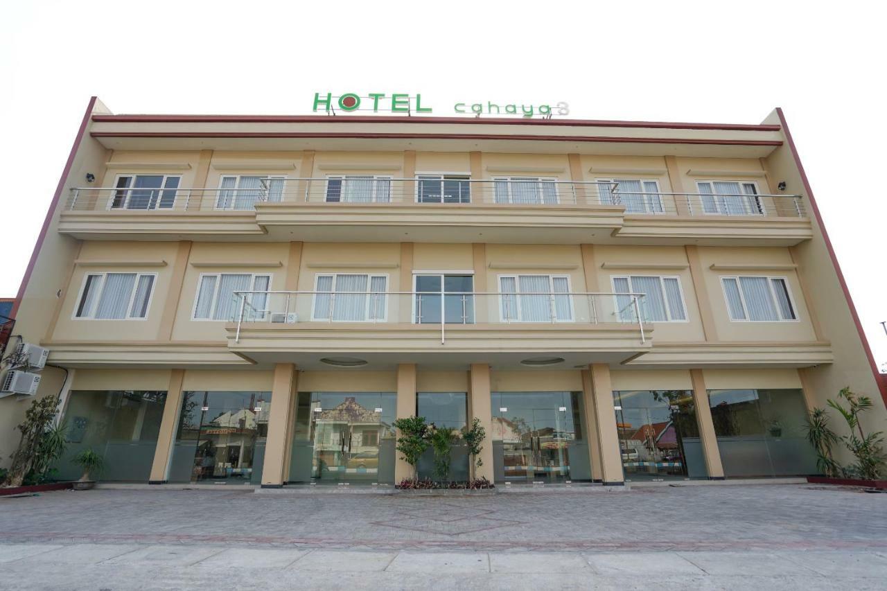Oyo 1330 Hotel Cahaya 3 Surabaia Exterior foto